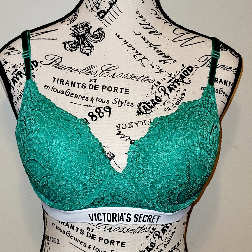 BNWOT!! VICTORIAS SECRET PADDED UNDERWIRE BRA